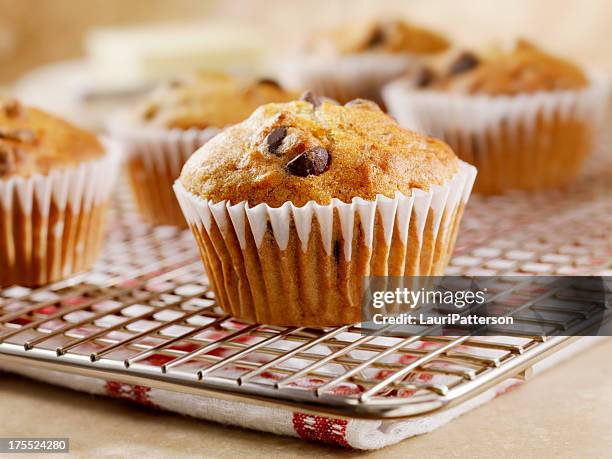 chocolate chip and bannana muffins - muffin stockfoto's en -beelden