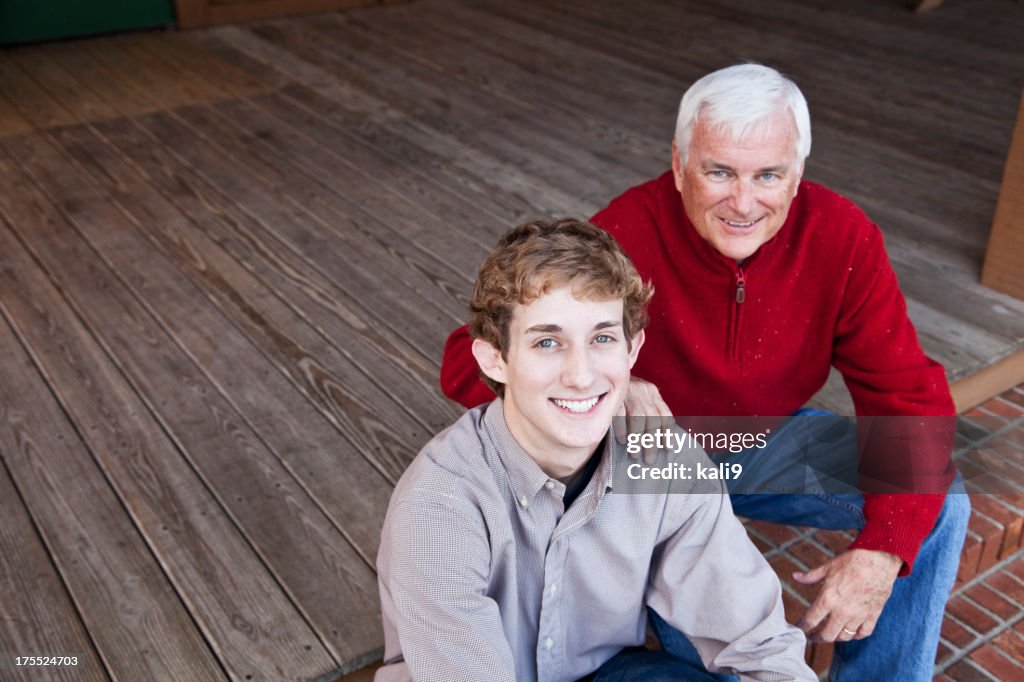 Adolescent avec grand-père