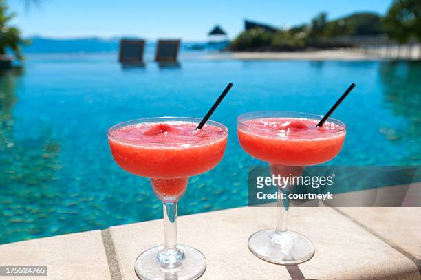 2 cocktails an einen resort-swimmingpool - daiquiri stock-fotos und bilder