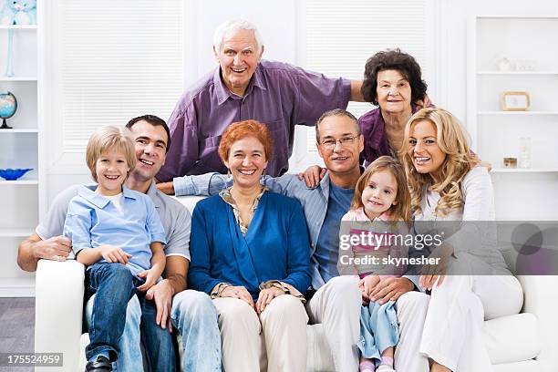 alegre mufti familia disfruta en su hogar lejos del hogar. - great grandmother fotografías e imágenes de stock