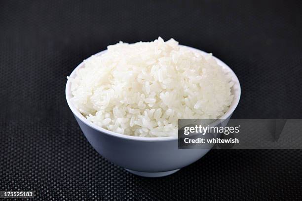 white steamed rice - rijst stapelvoedsel stockfoto's en -beelden