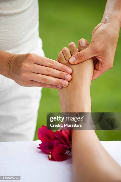 fuß-massage im spa - reflexology stock-fotos und bilder