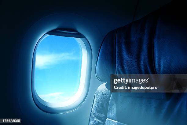 airplane interior - raamplaats stockfoto's en -beelden