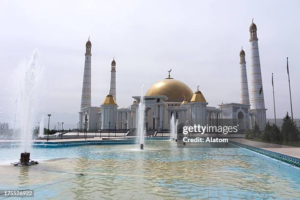 mezquita kipchak, también llamada'turkmenbashi ruhy metjidi' - ashgabat turkmenistan fotografías e imágenes de stock