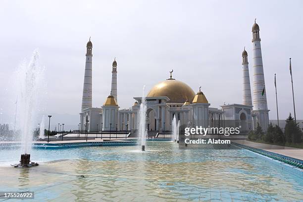 mesquita kipchak, também chamado'turkmenbashi ruhy metjidi' - ashgabat imagens e fotografias de stock