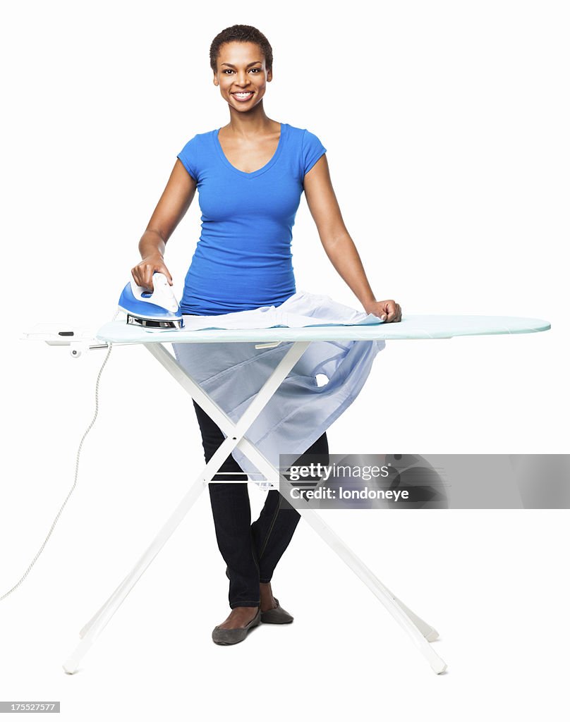Mulher afro-americana, preparando uma camisa-isolado
