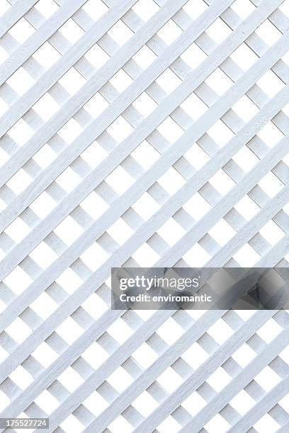 blanc peint treillis de jardin. - treillage photos et images de collection