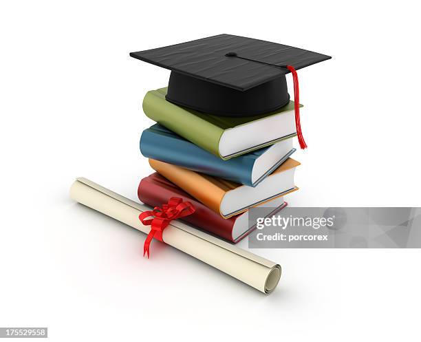 pile de livres avec des mancherons - toque de diplômé photos et images de collection