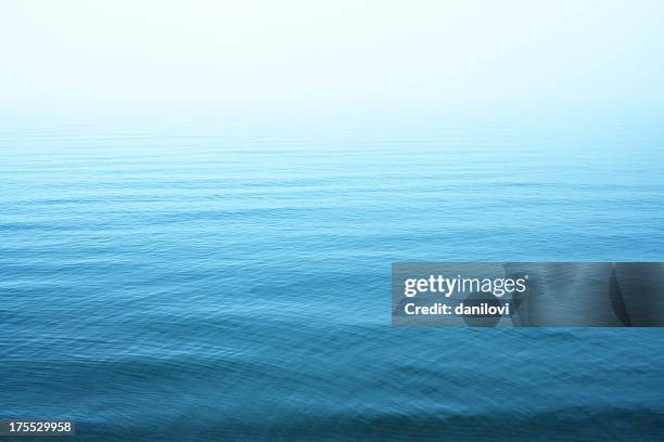 wellen am blauen wasser oberfläche - water background stock-fotos und bilder