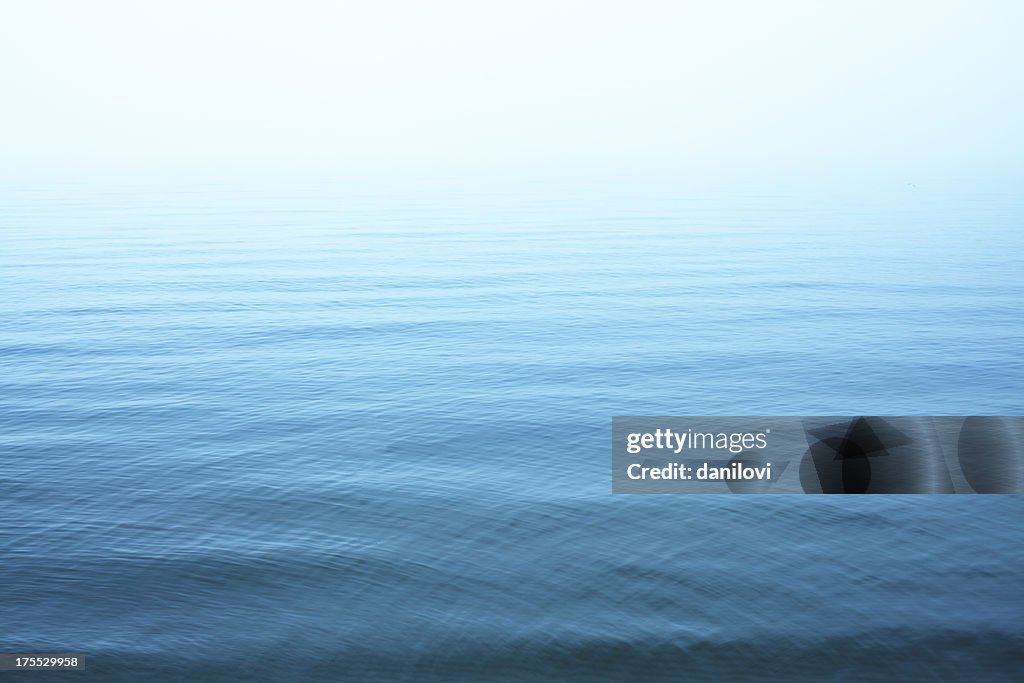 De la surface d'eau bleue ondulations