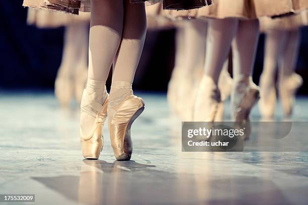 ballerinas - pies bailando fotografías e imágenes de stock