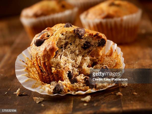 muffins aux pépites de chocolat et bannana - muffin à la banane photos et images de collection