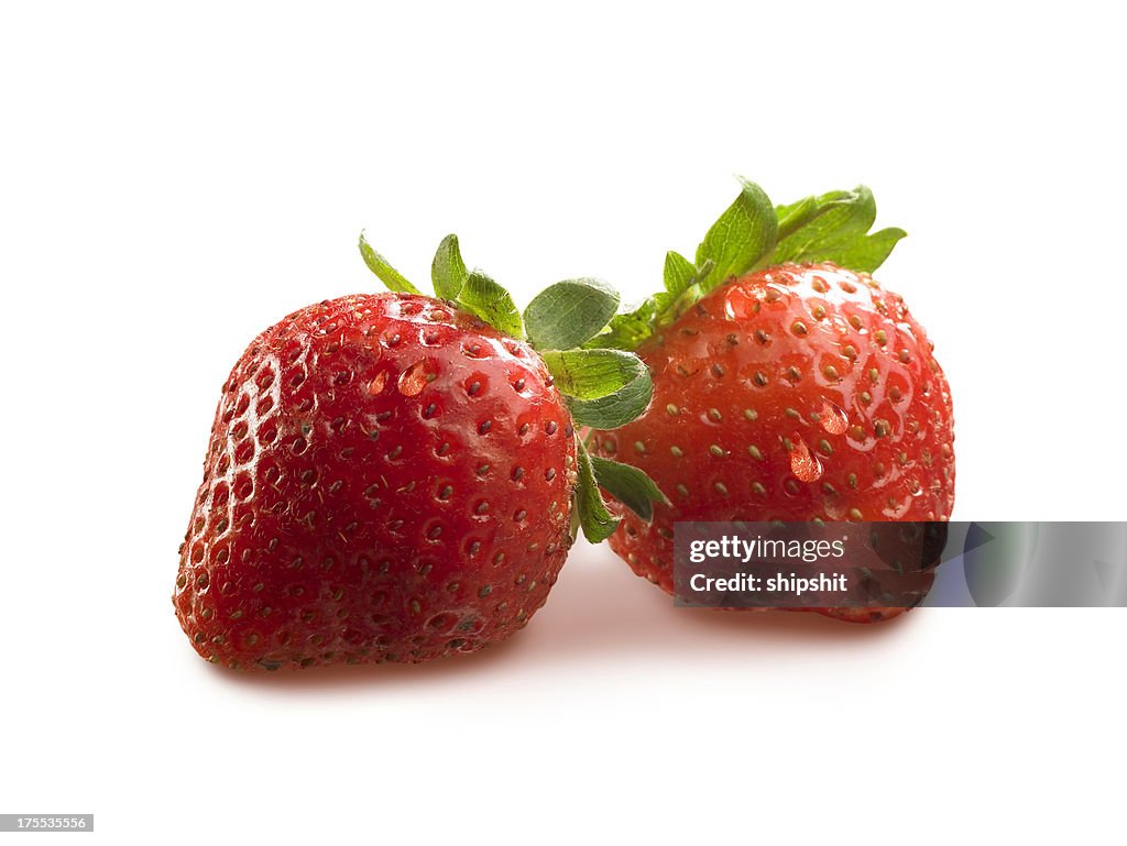 Fraises avec des gouttes de rosée