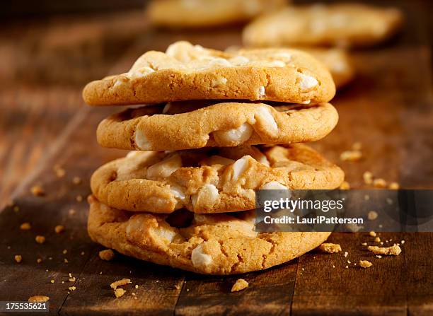 macadamia und weiße schokolade cookies - chocolate chip cookie stock-fotos und bilder