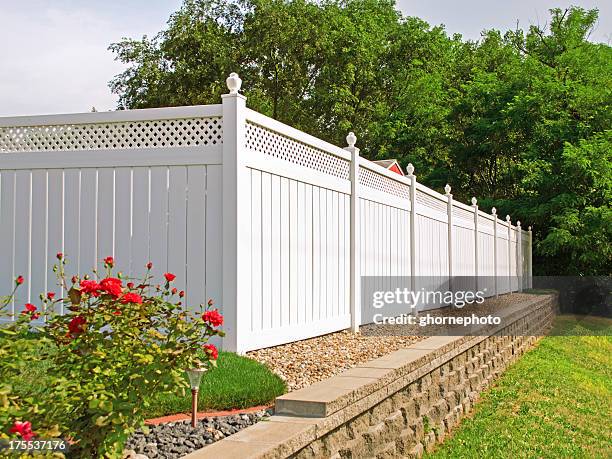 new white vinyl fence - hekwerk stockfoto's en -beelden