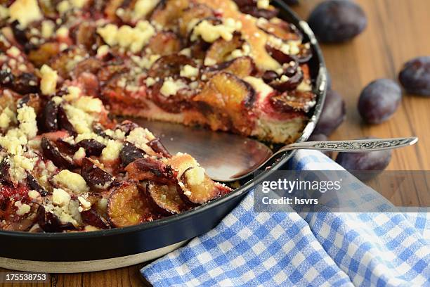 kuchenheber mit pflaumenfarbenem hefeküchlein - cremetorte stock-fotos und bilder