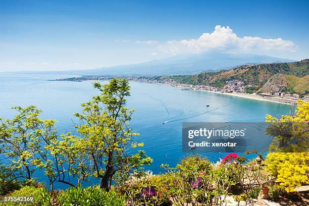 scenic view of taormina coastline in sicily - taormina 個照片及圖片檔