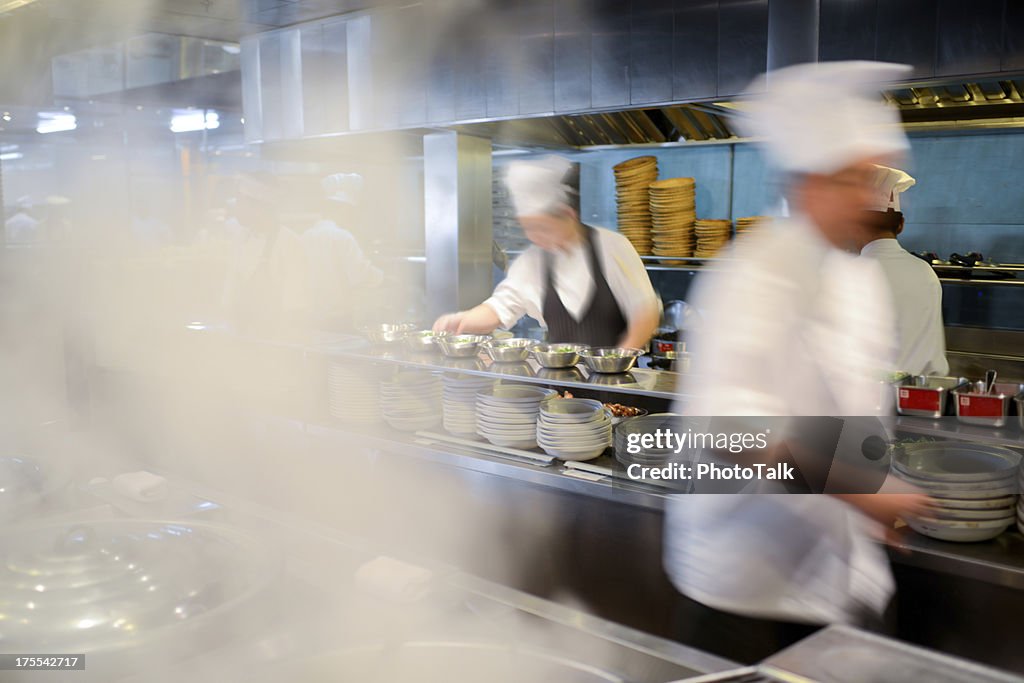 Viele beschäftigt Köchen bei der Arbeit In der Küche-XXXL