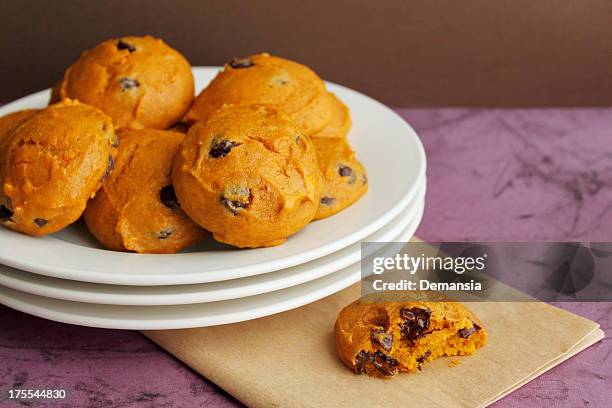 plate of cookies - chocolate chip cookies stock pictures, royalty-free photos & images