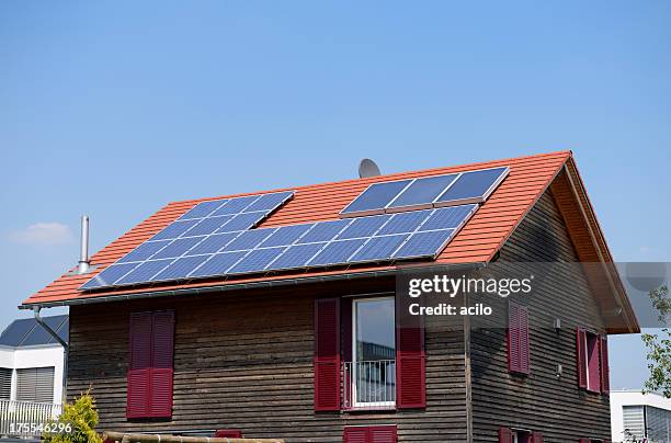 hölzerne eine familie haus mit solarzellen auf dem dach - einfamilienhaus deutschland stock-fotos und bilder