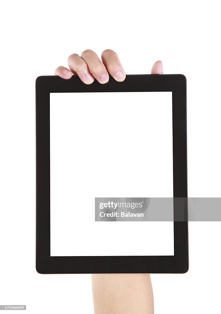 Main tenant une tablette numérique écran vide sur fond blanc