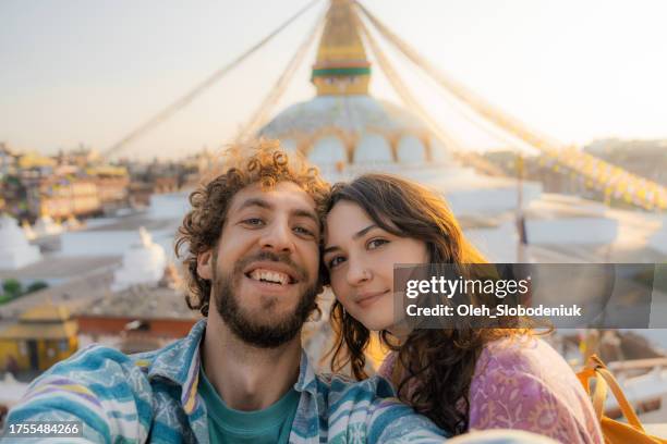 selfie d’un couple sur fond de stupa à katmandou - daily life in nepal photos et images de collection