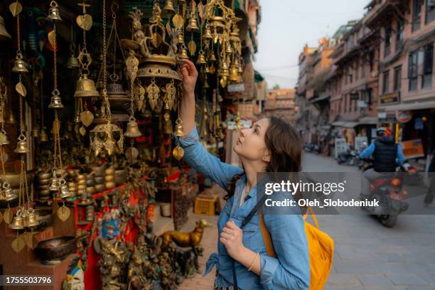 mujer eligiendo souvenirs en katmandú, nepal - tienda-de-regalos fotografías e imágenes de stock