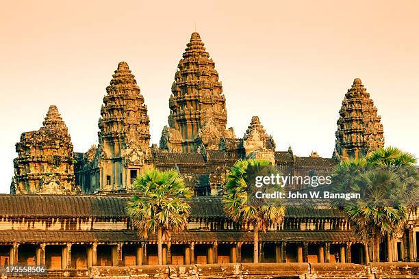 sun setting, angkor wat, cambodia - angkor wat stock-fotos und bilder