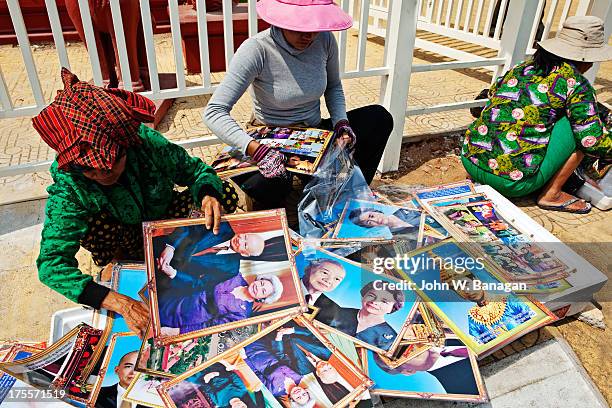 selling photographs of king sihanouk, phnom penh - royal variety stock pictures, royalty-free photos & images