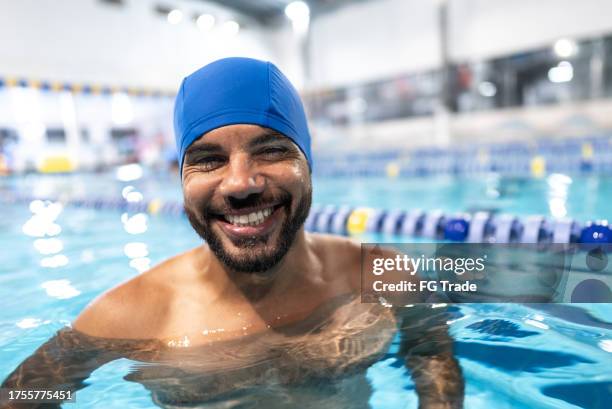 porträt eines reifen mannes im schwimmbad - aquarobics stock-fotos und bilder