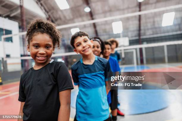 portrait d’enfants faisant la queue sur un terrain de sport - éducation physique photos et images de collection