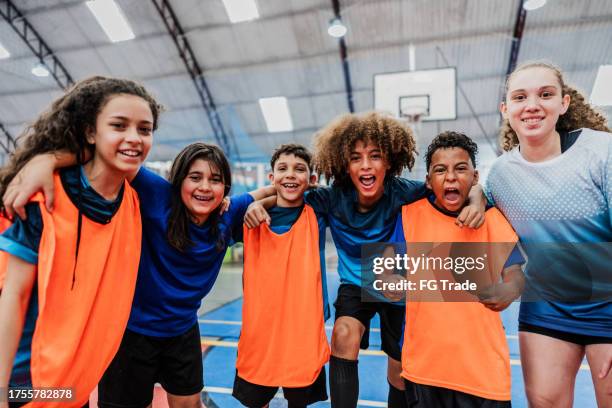 portrait of a sports team at a sports court - teamsport stock pictures, royalty-free photos & images