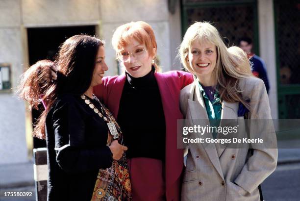 Shabana Azmi, Shirley MacLaine and Twiggy attend a promotional shoot for the film 'Madame Sousatzka' , directed by John Schlesinger, in 1988 ca. In...