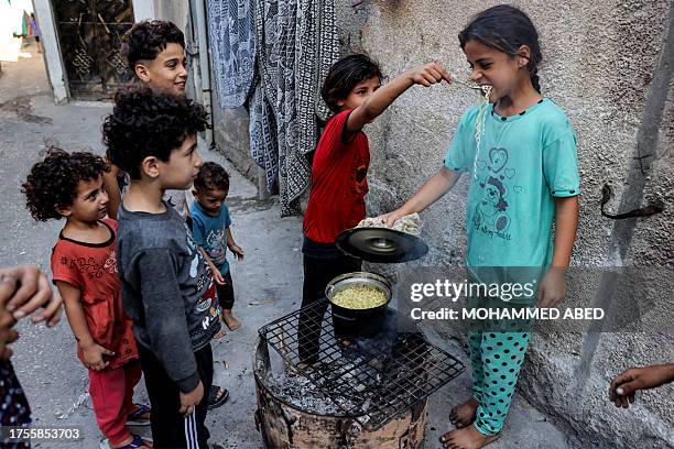 Resourceful Cook 690 Resourceful Cooking Stock Photos, High-Res Pictures, and Images ...