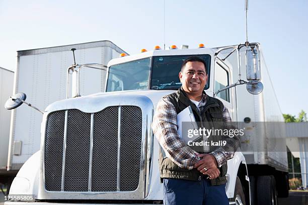 hispanic conductor de camión con portapapeles - trucker fotografías e imágenes de stock