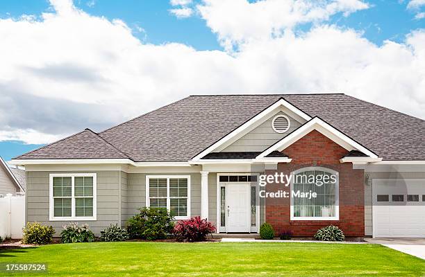 estilo contemporáneo su hogar lejos del hogar - jardín de delante fotografías e imágenes de stock