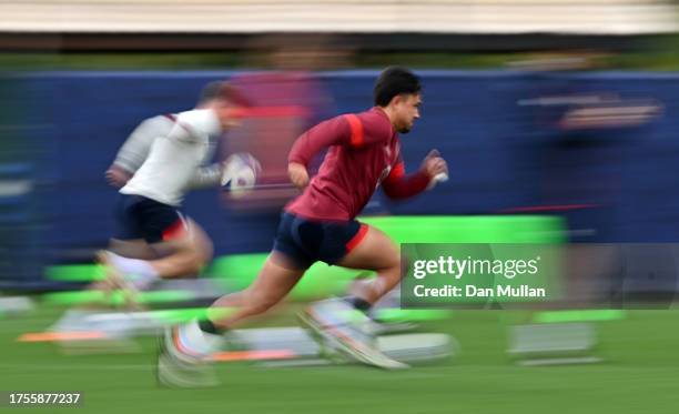 Marcus Smith of England sprints during a training session at Institut National du Sport on October 25, 2023 in Paris, France.