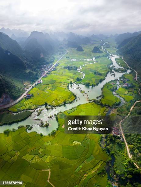 aerial view of dawn on mountain at ngoc con ward, trung khanh town, cao bang province, vietnam with river, nature, green rice fields. near ban gioc waterfall. - cao bang stock pictures, royalty-free photos & images