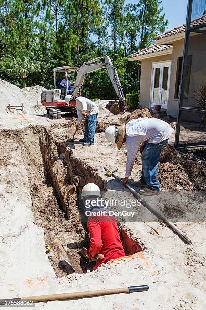 hispanic construction workers on job site - trench 個照片及圖片檔