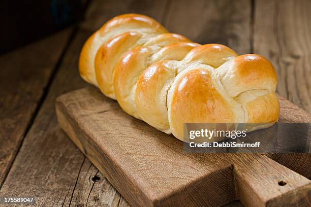 challahbrot - geflochtenes brot stock-fotos und bilder