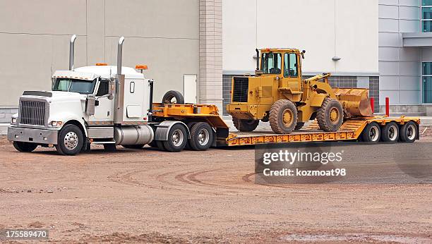 transporte a pagar cargador de - construction equipment fotografías e imágenes de stock