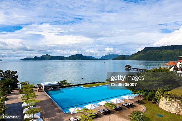swimmingpool mit ausblick - langkawi stock-fotos und bilder