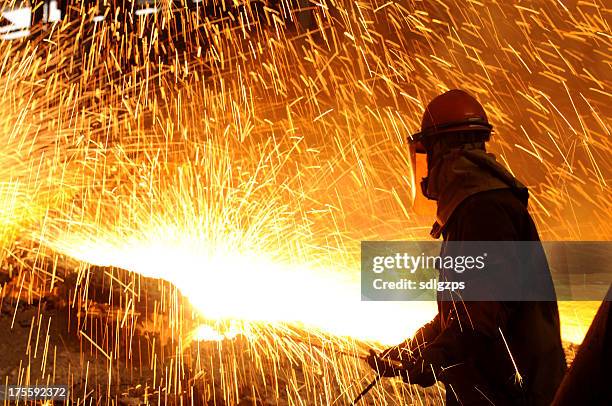 splashing of iron water - metal factory stockfoto's en -beelden
