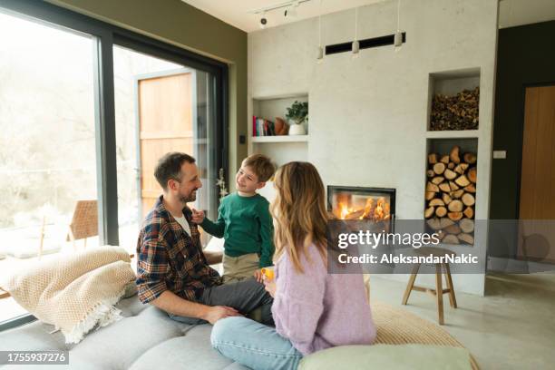 zeit mit meiner familie - kamin stock-fotos und bilder
