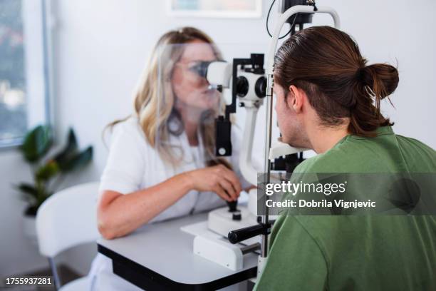 oftalmologo che esamina il paziente con lampada a fessura - miopia foto e immagini stock