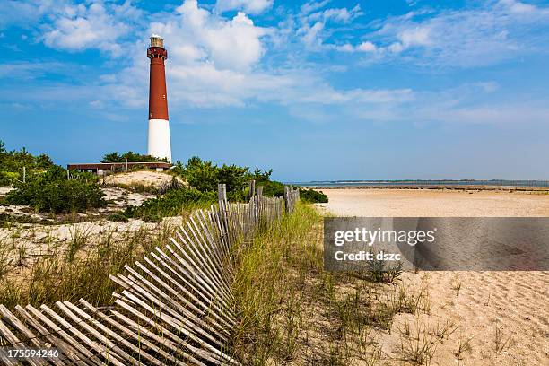 barnegat lighthouse, sand, beach, dune fence, new jersey - verenigde staten oost stockfoto's en -beelden