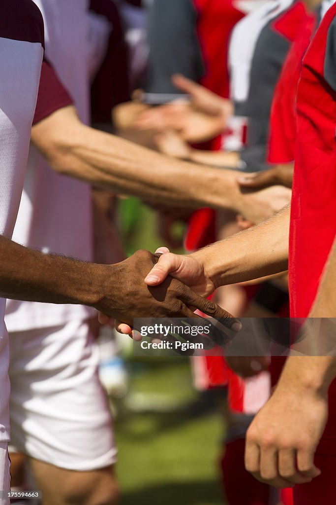 Athleten schütteln Hände vor einem Spiel