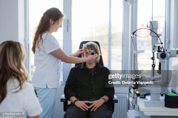 infermiera che regola la diottria su un paziente - miopia foto e immagini stock