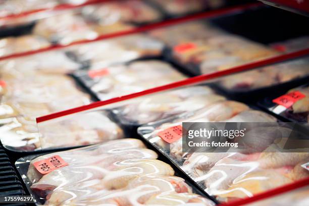 refrigerated chicken legs in store - meat packaging stockfoto's en -beelden
