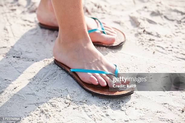 mädchen füße die flip-flops am strand - badelatsche stock-fotos und bilder